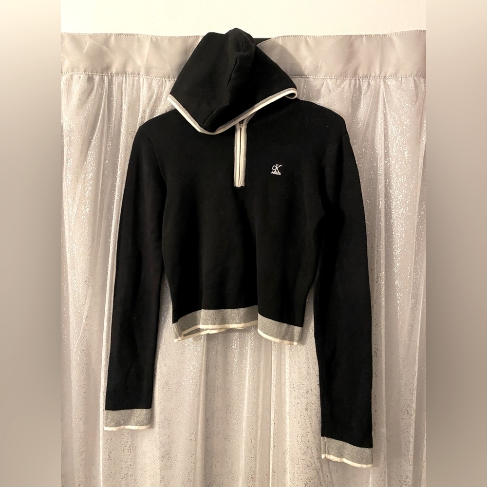 New with tag!  Vintage cropped CK hooded sweater.